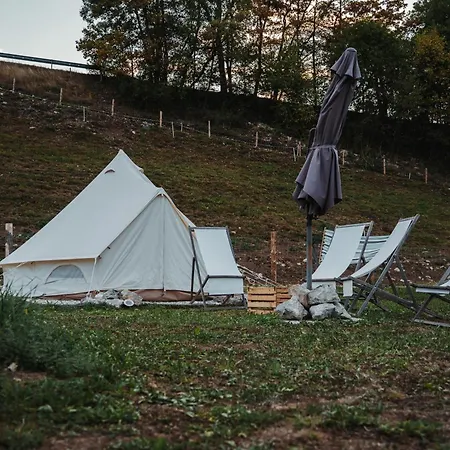 Camp Garden Park-pitches And Tents مكان تخييم *